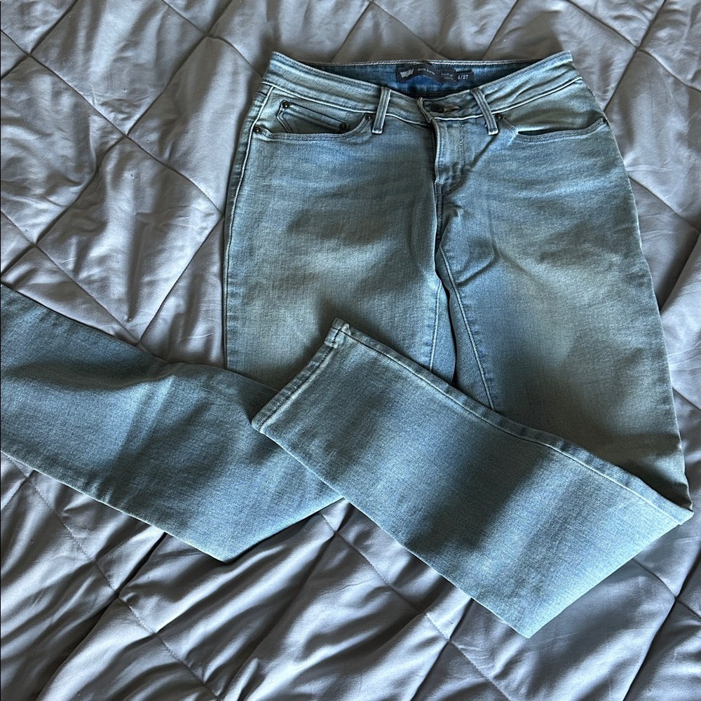 Levi’s light blue wash, Mid-rise skinny, Bold-curve. Size 4/27